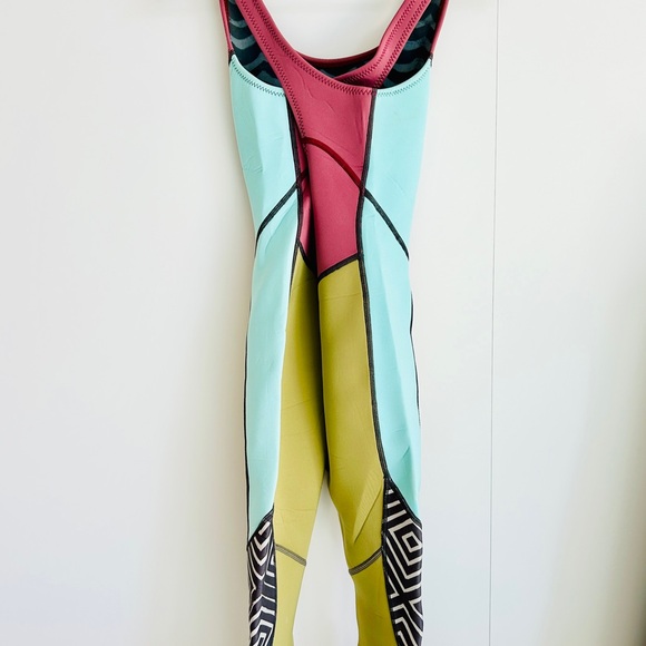 Like new, worn twice. Billabong surf capsule sleeveless wetsuit, 1 mm. - Picture 3 of 5